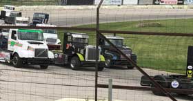 3-wide salute to fans before Main Race